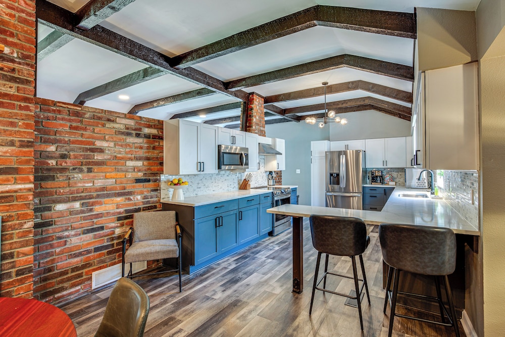 Chic Family-friendly Home in Riverside: 7 Mi to KC