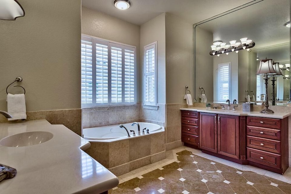 Tuscan Villa 5 Bedroom Holiday Home by Five Star Properties