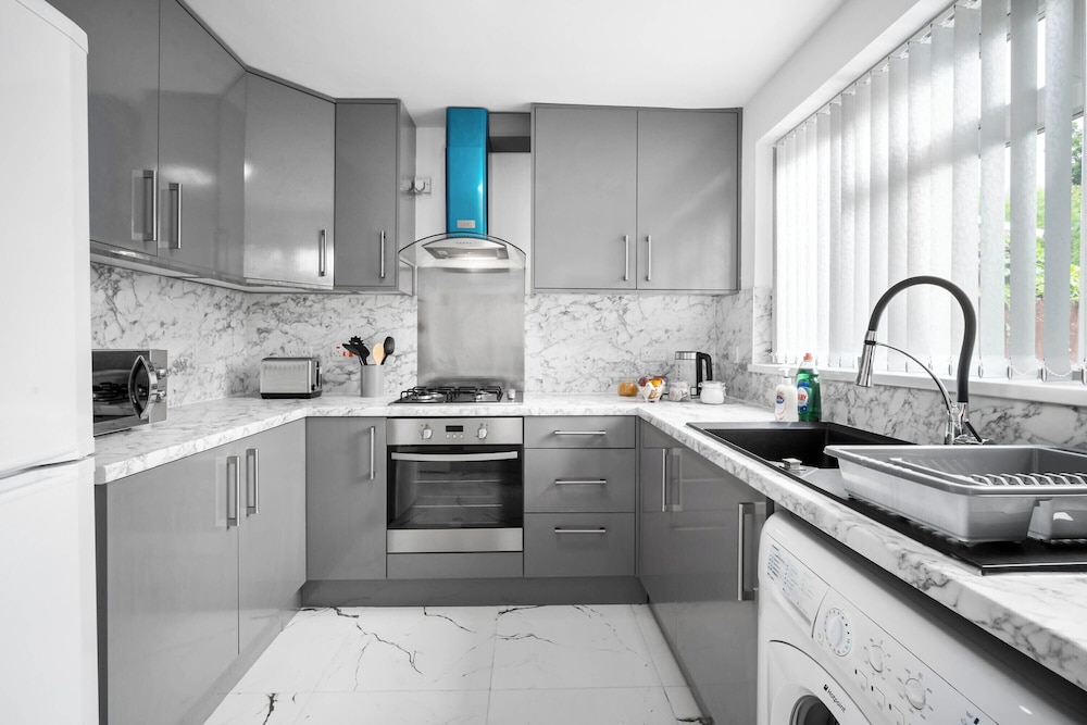 3 bed House/free Parking/contractors/families