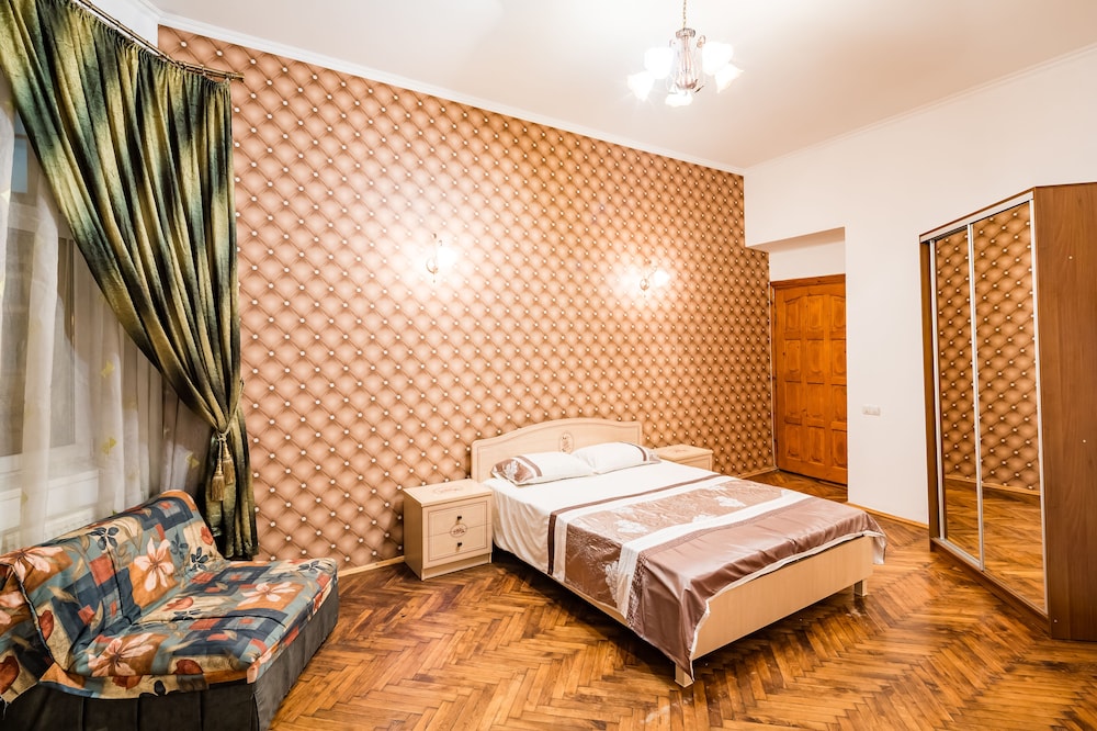 3 Bedroom on Square Rynok near Vernissage view 5