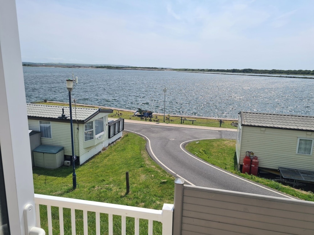 3 Bed Lodge - Sleeps 6 - Parking - Pets - Wifi