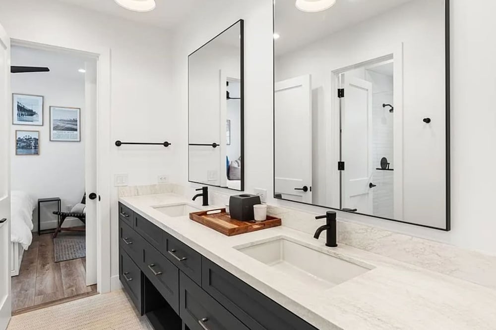 3BR Newport Luxury Rooftop Deck Hottub Parking