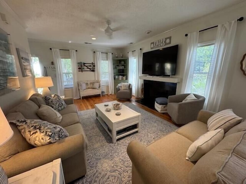 Beautifully Appointed 3-bed, 2.5-bath Home, Great Location Near Beach & Club