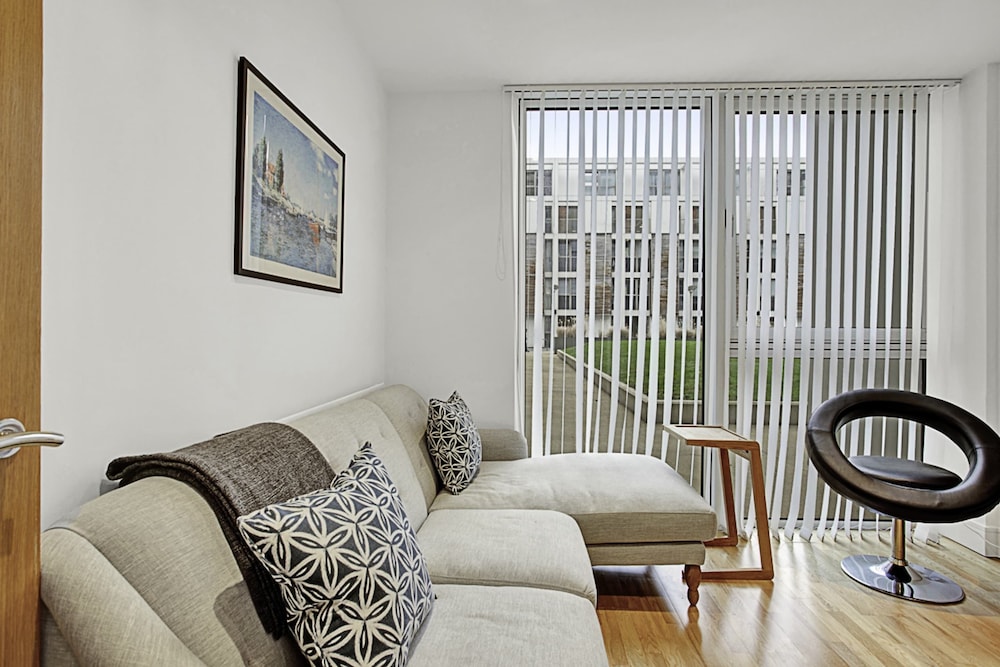 Urban Retreat: Stylish 1-bed Bliss