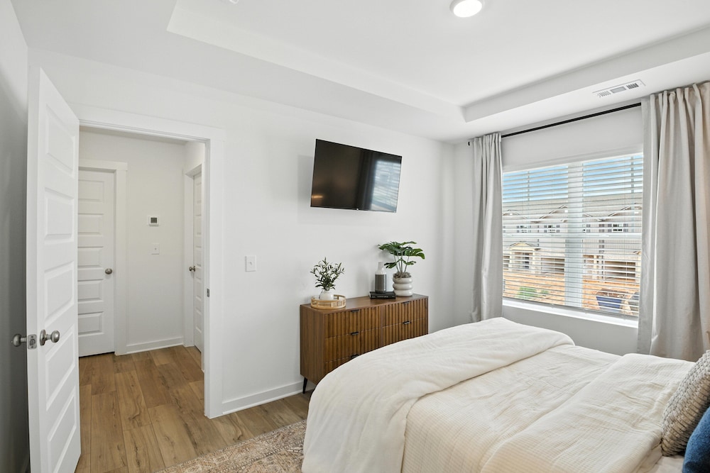 New modern Townhouse, 3BR, 2.5B, near Mid City