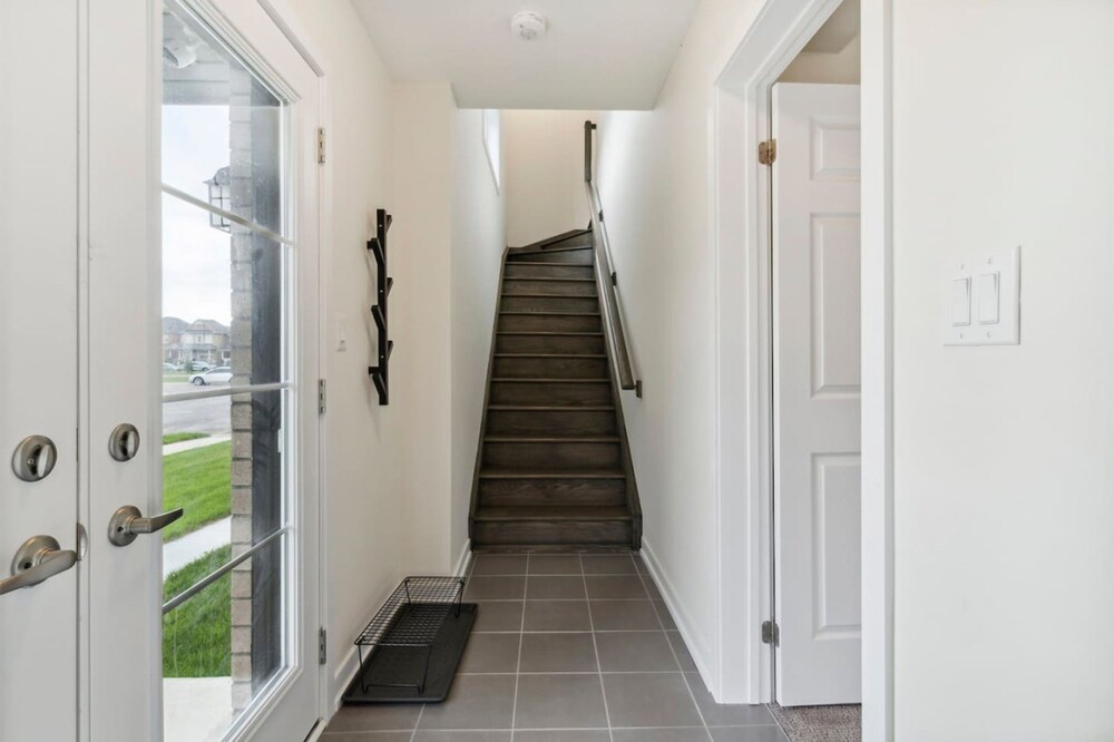 A Brand New 4BR Townhouse in Thorold Retreat