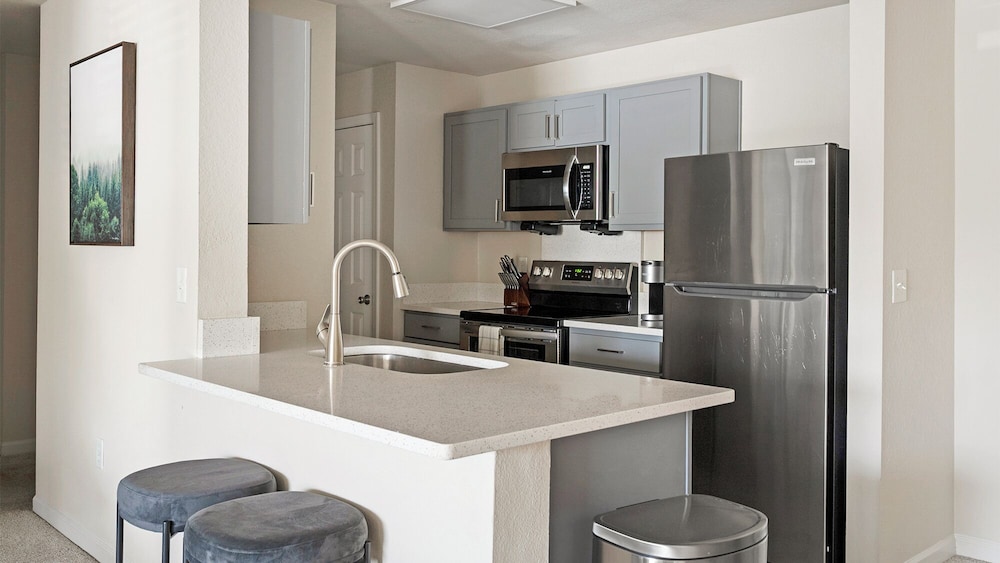 Landing Beautiful 1bd, Courtyard, Clubhouse