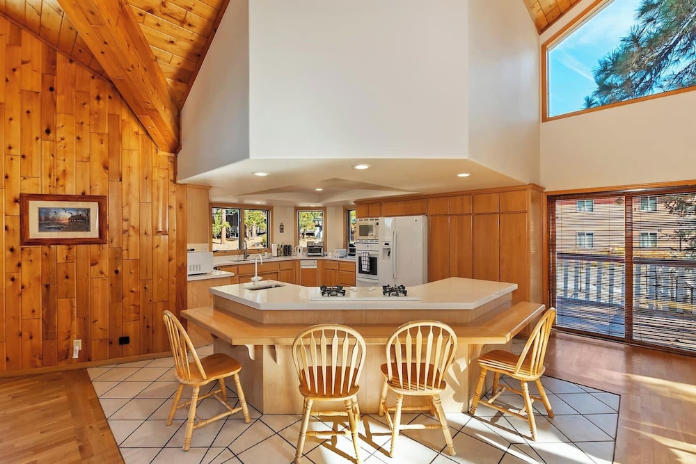 Lakefront Estate with Views and Hot tub