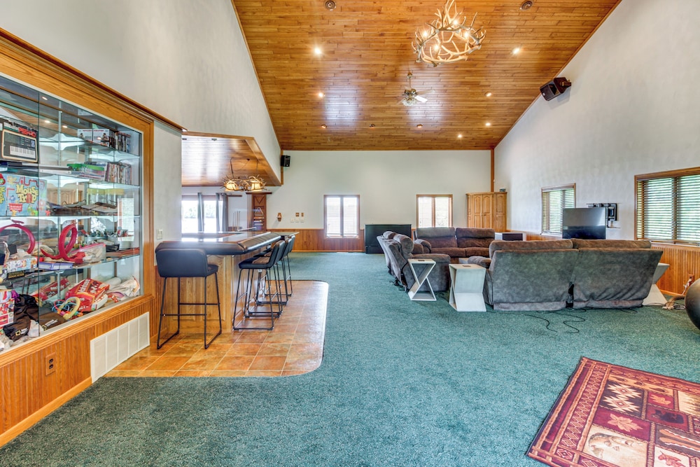 Lakefront Home on 17 Acres: 9 Mi to Dtwn Brainerd!