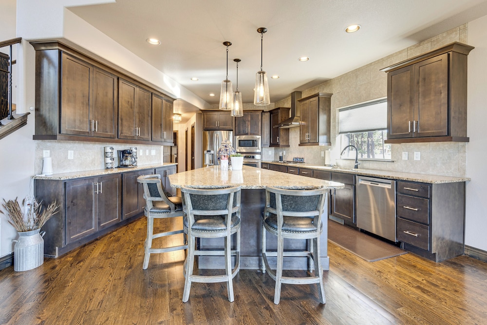 Hot Tub & Games Galore! Colorado Springs Retreat