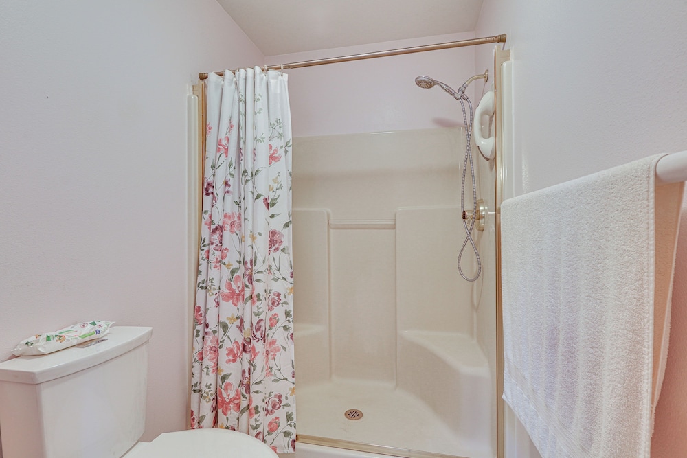 Lovely Portland Home ~ 10 Mi to Downtown!