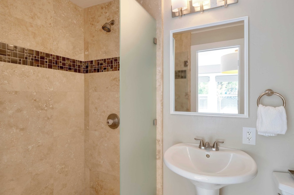 Chic Sonoma Oasis w/ Pool, Bocce, Hot Tub + Minutes to Downtown