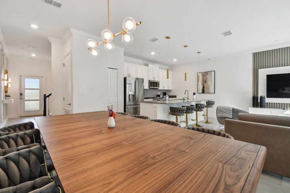 Storey Lake - Private Pool- King Bed - 4BD/3BA