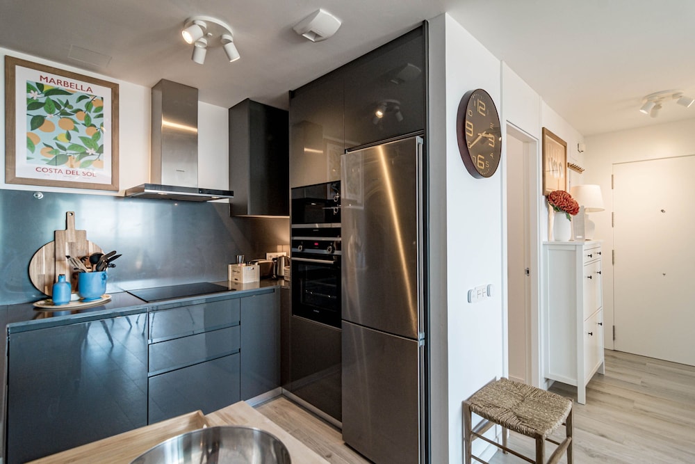 OV2 1B - Bright and Modern 3 Bedroom Apartment