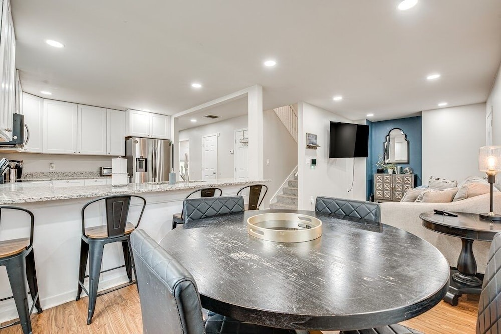 Spacious Family Retreat Near Airport 5 Bedroom Home