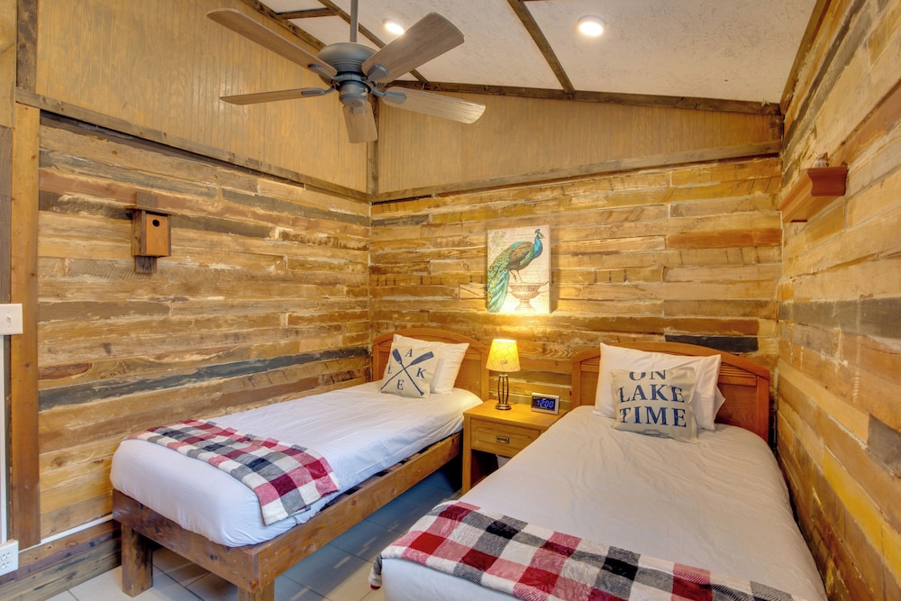 'byrd's Nest' Lake Lafayette Escape w/ Fire Pit