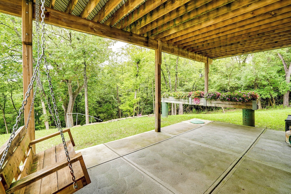 4 Mi to Dtwn: Ohio River Valley Home w/ Deck!