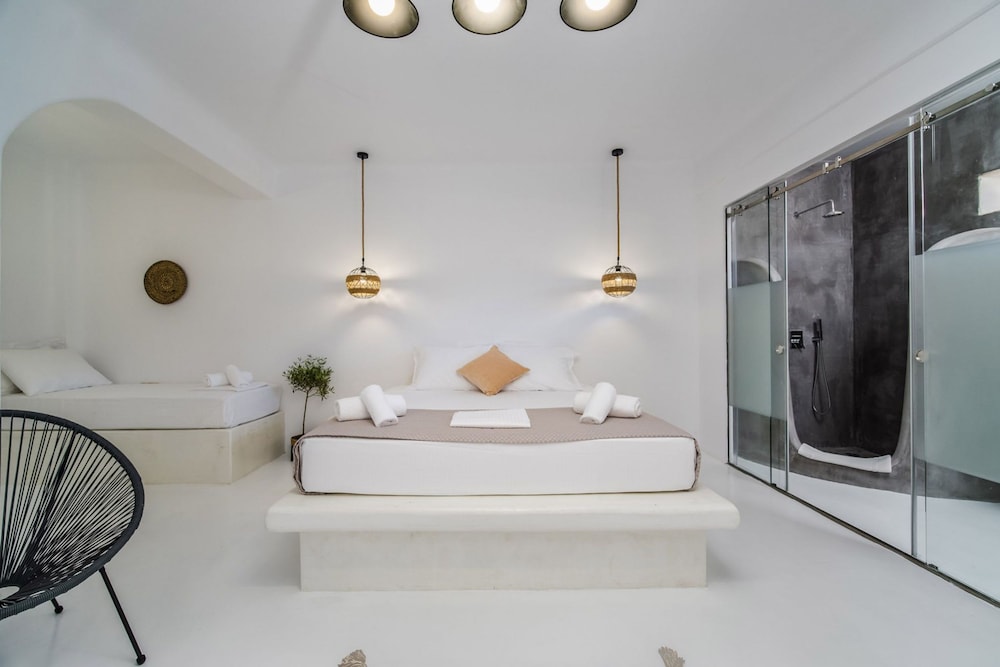 Amethyst Luxury Suites - Oia Family Suite