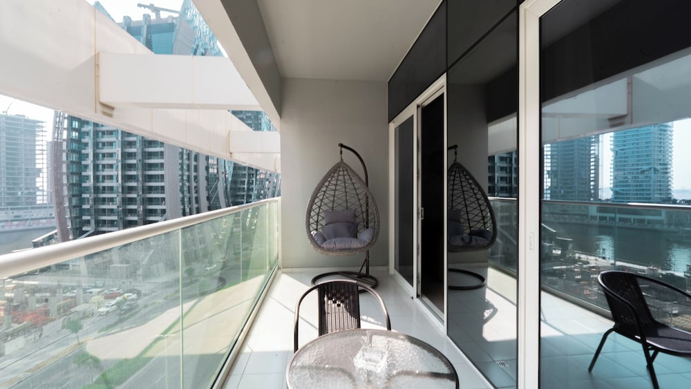 Keyrock Living - 1BR Lake View at Reva