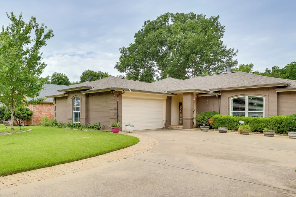 5 Mi to Lewisville Lake: Couple's Retreat w/ Yard