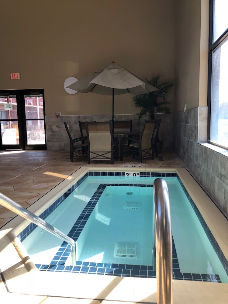 Express Suites Riverport Inn & Suites view 5