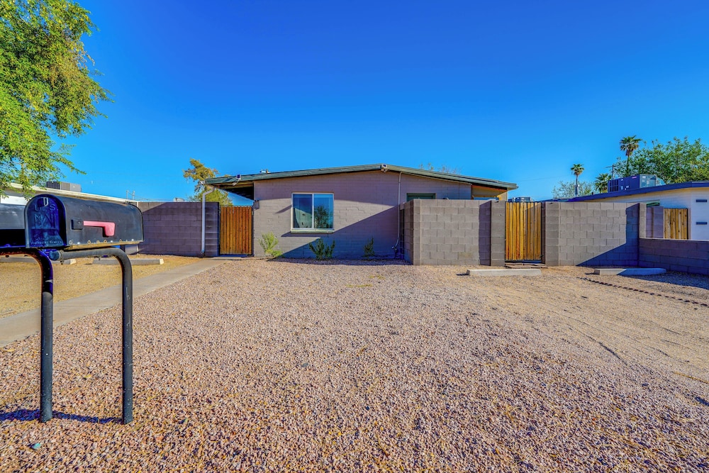 ~ 4 Mi to Old Town Scottsdale: Tempe Duplex view 5