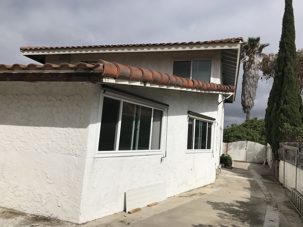 Entire 3 Bedrooms Guest House Close Beach Downtown view 4