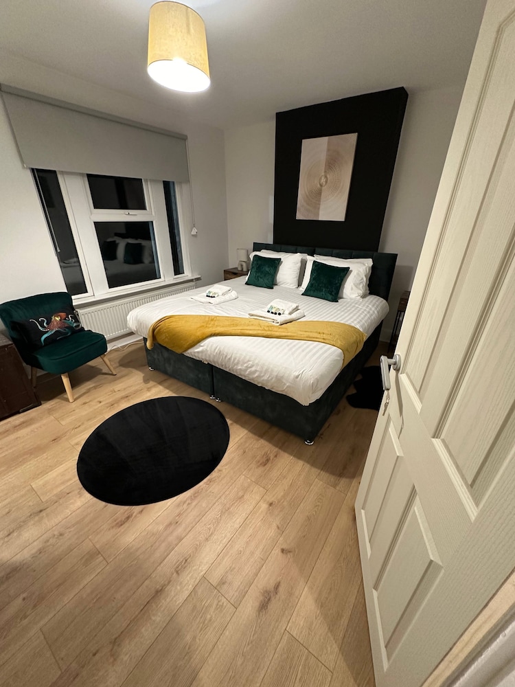 3 bed Chill Glouc With 3 Bedrooms and 1 Bathrooms