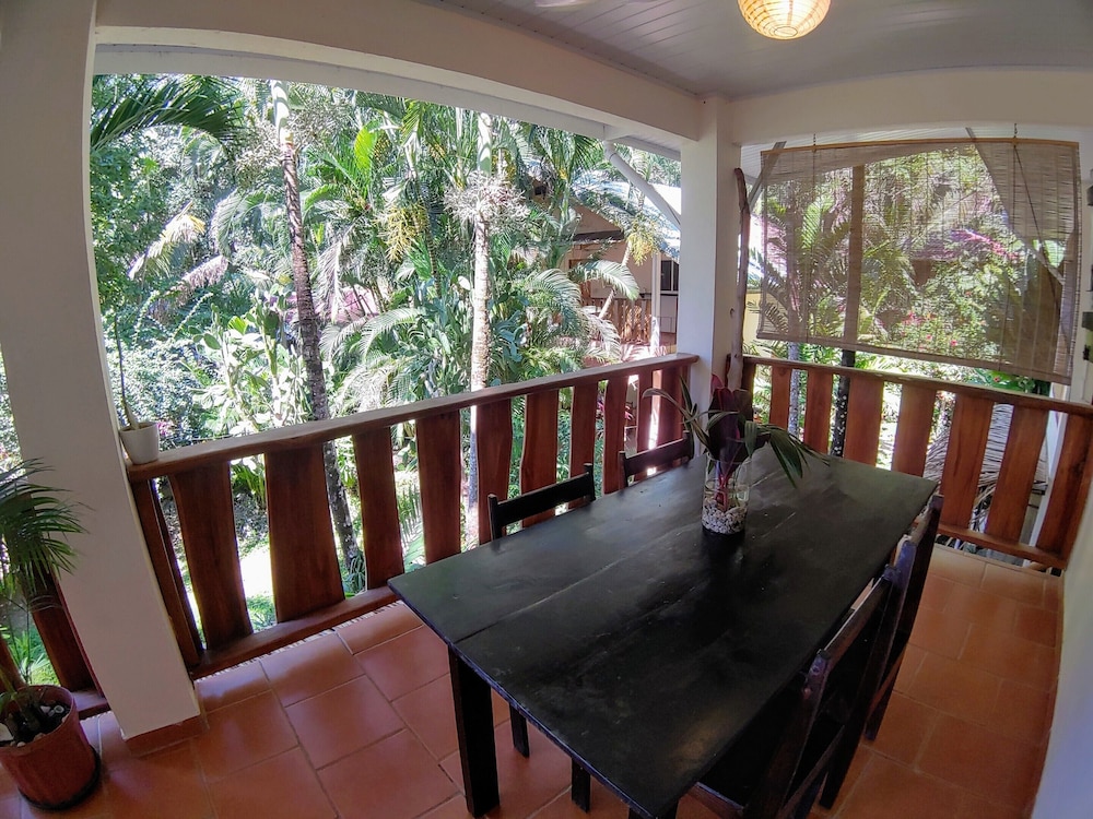 Colibri Surf House & Flats