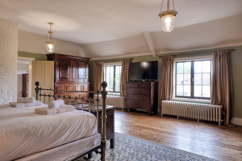 Stunning 4BD Home in Worcestershire