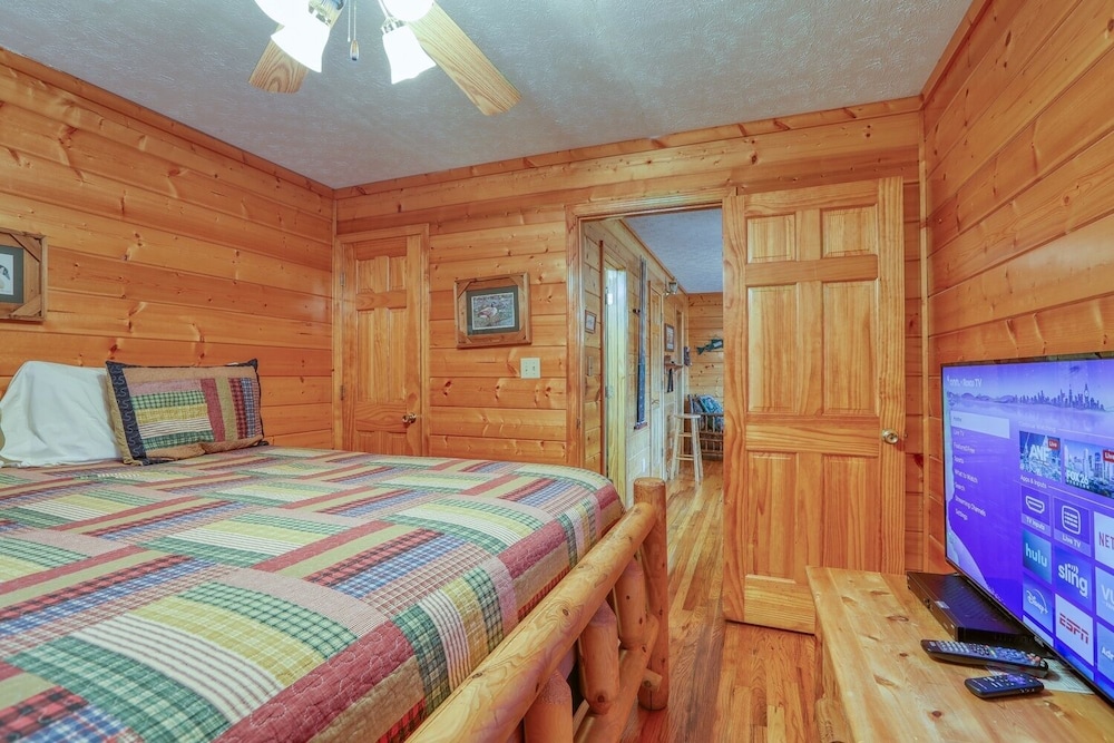 An Amazing View - 4 Bedrooms, 3.5 Baths, Sleeps 10 Cabin by RedAwning
