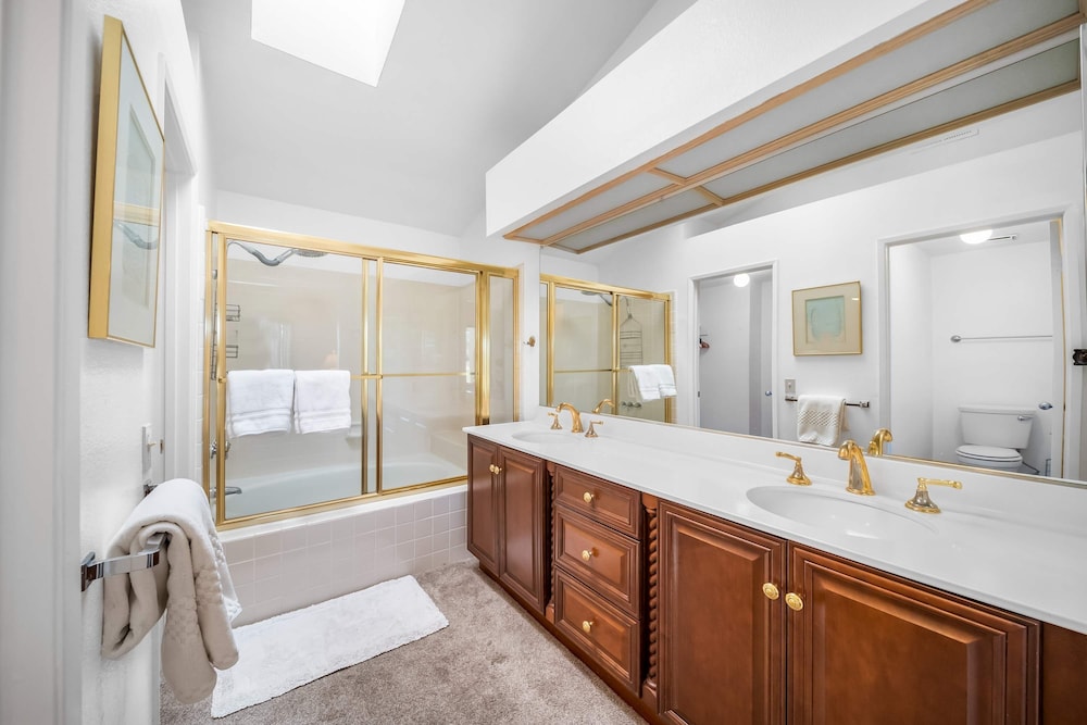 Charming Condo With Golf Course View