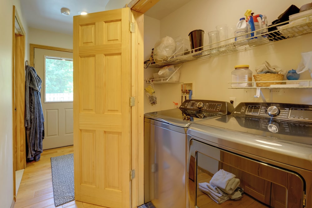 1 Mi to Public Beach: Port Austin Cabin w/ Hot Tub