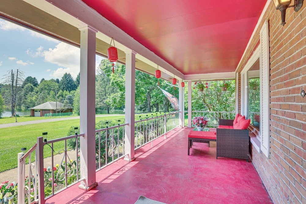 Pet-friendly Grove City Home w/ Lake on 19 Acres!