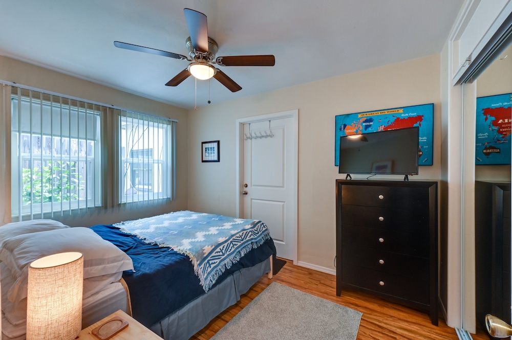Pacific Beach Apartment: Walk to Beach & Pier!