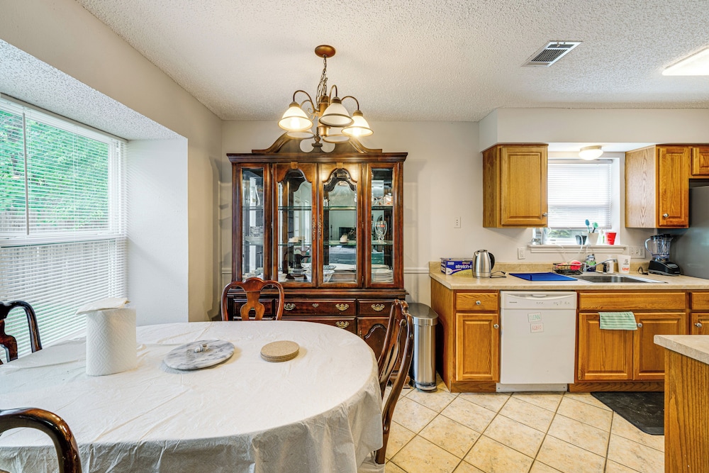1 Mi to Denton Square: Family Home w/ Fenced Yard!