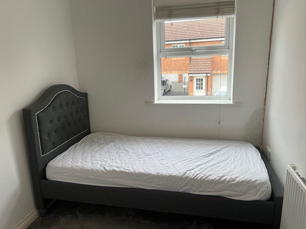 House - Sleeps 5, Private Parking & Pets Allowed