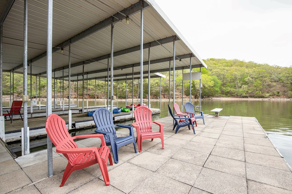 Huge! Sleeps 30-kayaks, Pedal Boat & Paddle Boards