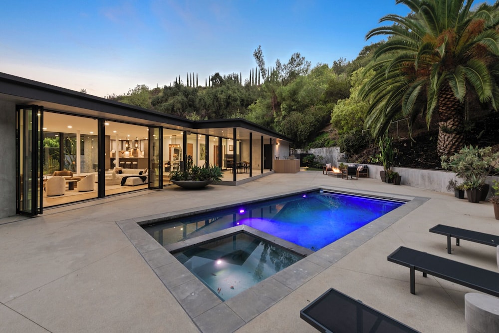 Valea Estate - Secluded Beverly Hills Retreat 1-acre Oasis