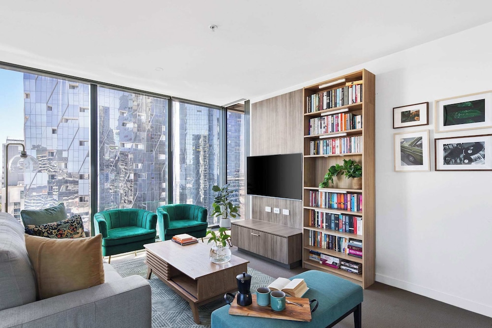 A Cozy 2BR Apt With Harbour Views and Free Parking