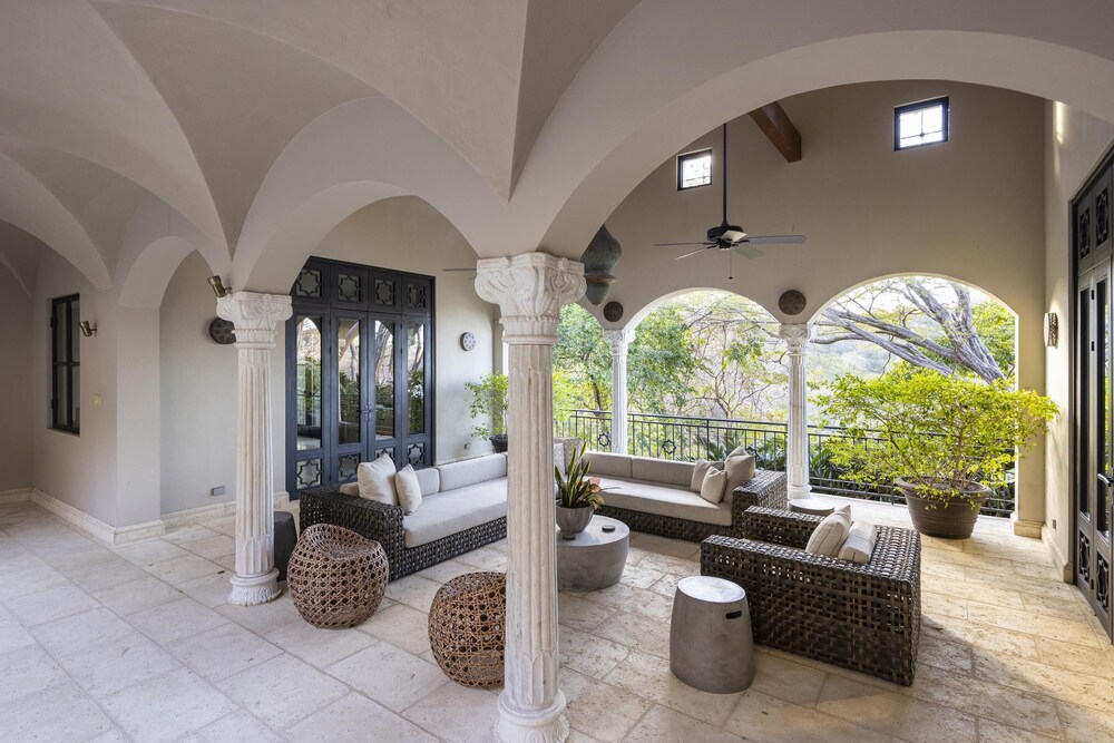 Arcos Del Mar Beachfront