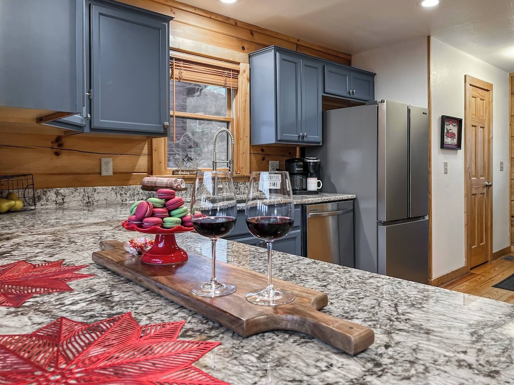 3 Kings 4 Bunks-sleeps 10-smart TV X6-parking out Front-full Kitchen-hot Tub