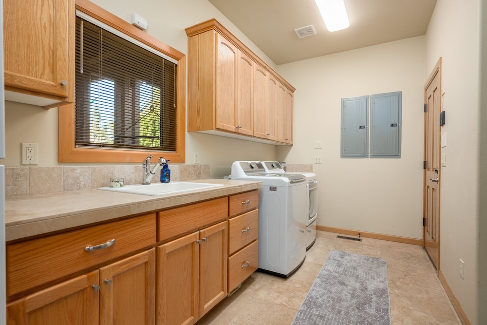 Family-Friendly Dara Oaks Home with Private Hot Tub and BBQ on the Deck by RedAwning