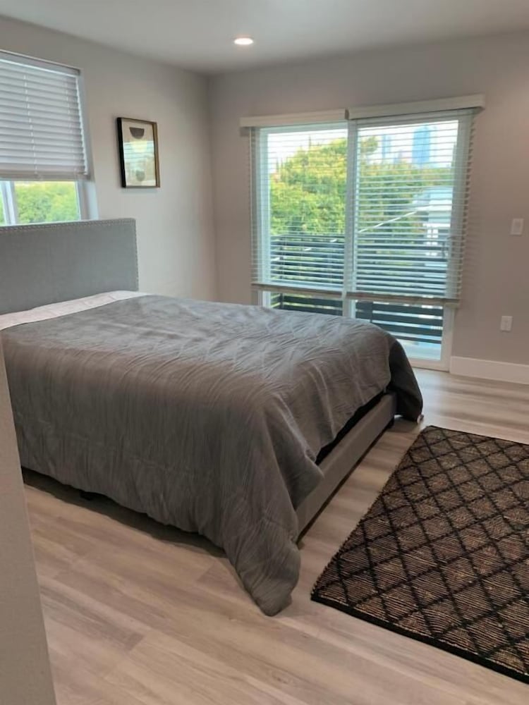 Modern LA Stay – Private Room & Bathroom
