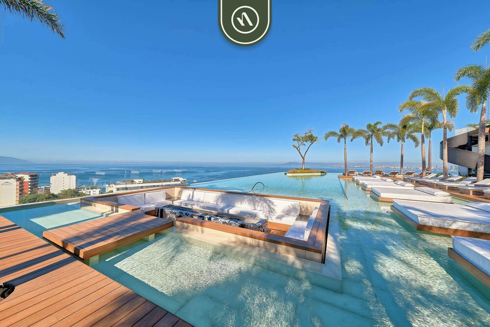 Condo With Balcony - Rooftop Pool With Ocean View