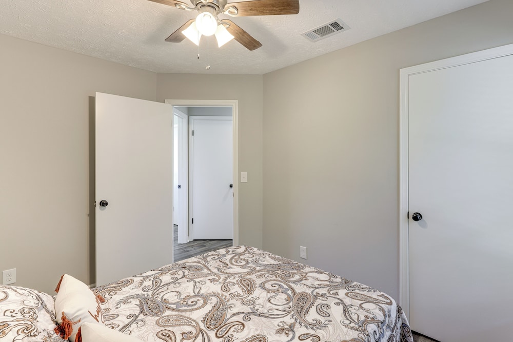Centrally Located Prattville Home: 2 Mi to Dwtn