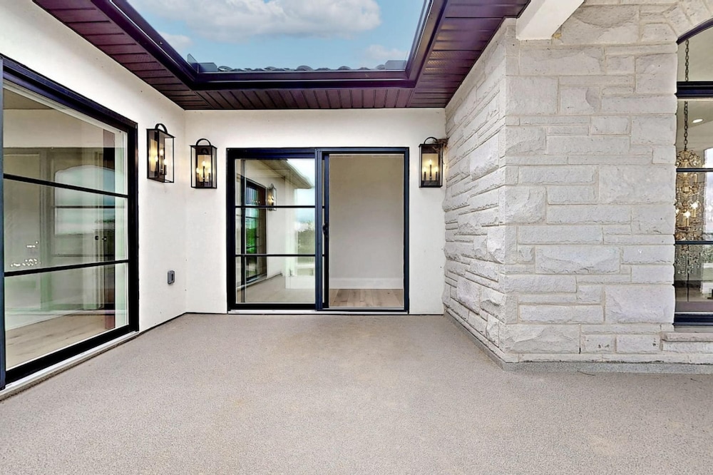 Lucky Mansion Luxury Villa in Fort Erie