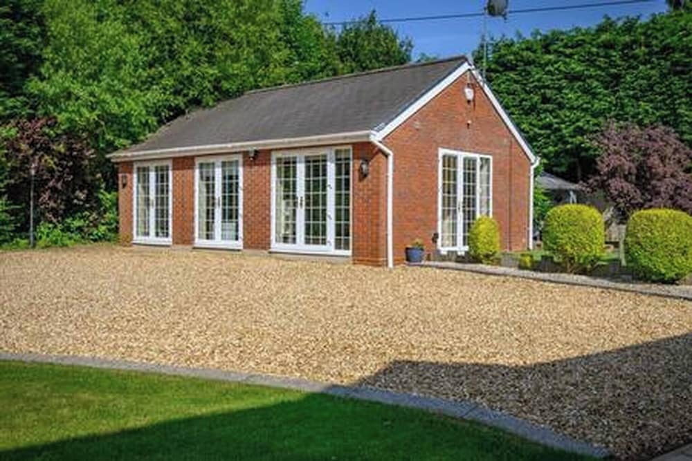 Stratford 4 BR Family Mansion With Pool, Gym & BBQ, Photo 42