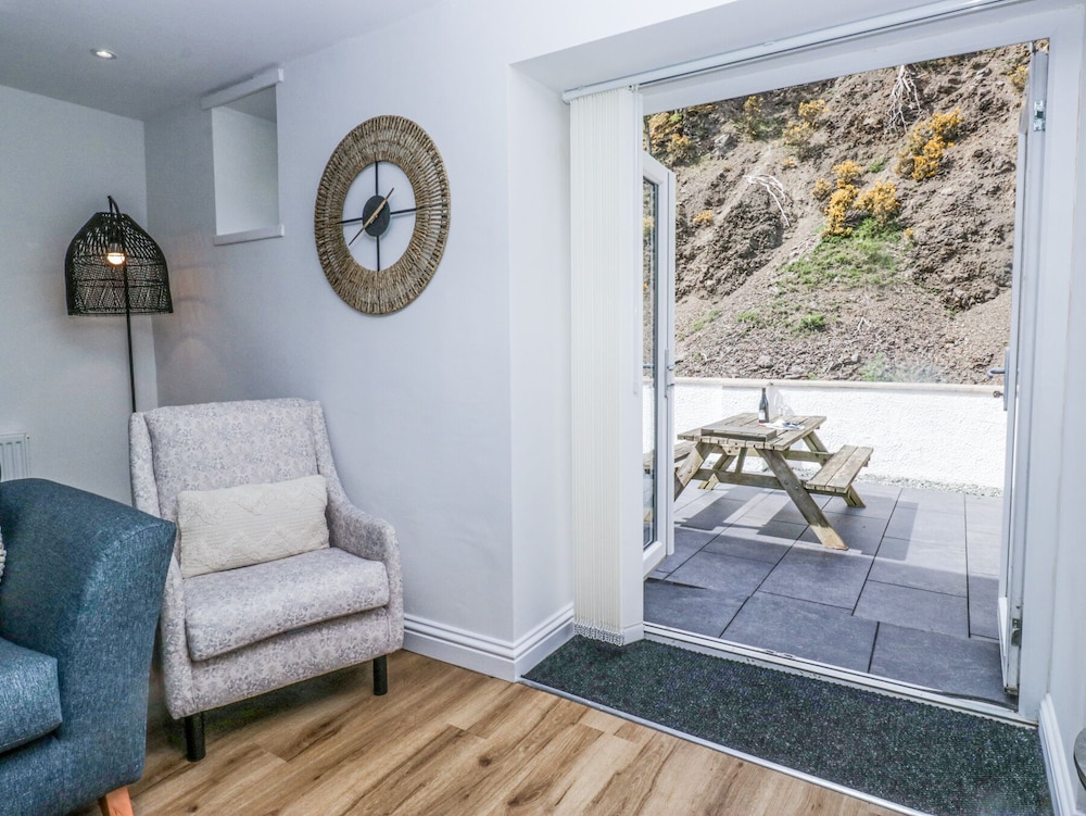 Riverside Cottage No 4