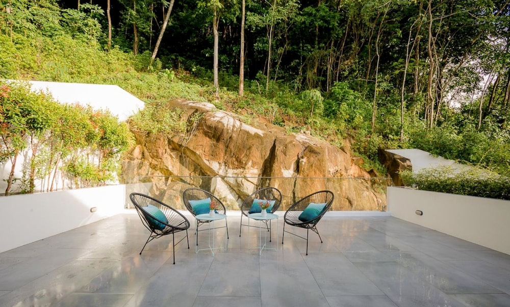 Yamu Hills Panoramic Ocean View 6 Bed Luxury Vila